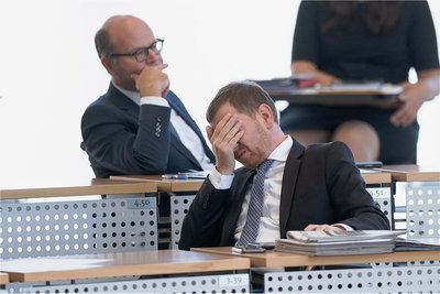 Frustriert vom Ergebnis der Union bei der Bundestagswahl: Sachsens Ministerpräsident Michael Kretschmer (vorn, mit Staatskanzleichef Oliver Schenk während einer Landtagssitzung).