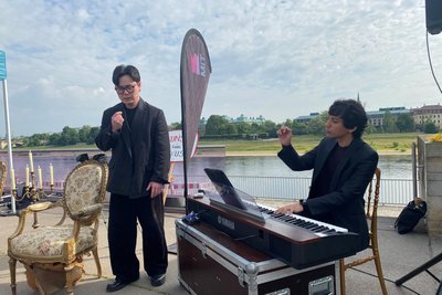 Tenor Inkyu Park schmetterte bei der Spielplanvorstellung in Dresden eine Arie aus „Der Bajazzo“, begleitet wurde er von Generalmusikdirektor José Luis Gutiérrez am E-Piano.