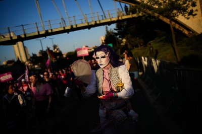 Menschen nehmen an der jährlichen Pride-Parade in Jerusalem teil.