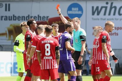 Das ging fix: Schon nach einer halben Minute Spielzeit zeigte Schiedsrichter Florian Exner dem Freiburger Verteidiger Kimberly Ezekwem die rote Karte nach einer Notbremse. Anschließend fiel das 1:0 für Aue per Freistoß. Foto: Imago/Picturepoint