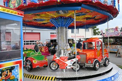 Vor dem Gerätehaus gastiert beim Feuerwehrjubiläum in Falkenau ein kleiner Rummel.