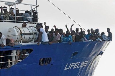 Land in Sicht: Das Rettungsschiff "Lifeline" mit 234 Flüchtlingen an Bord darf nun doch in Malta anlegen.