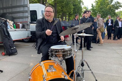 Schlagzeuger Michael Winkler ist Vollblutmusiker. Zur Pressekonferenz in Dresden begleiteten er und José Luis Gutiérrez am E-Piano Sängerin Anna Burger bei ihrem Titel aus dem Musical „Cabaret“.