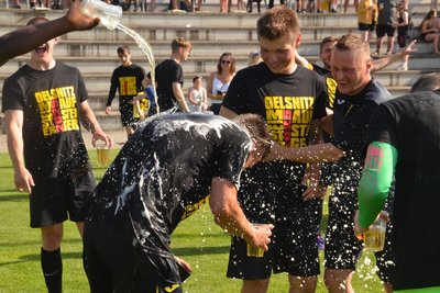 Um die obligatorische Bierdusche kam Trainer André Matthes (Mitte) nicht herum.