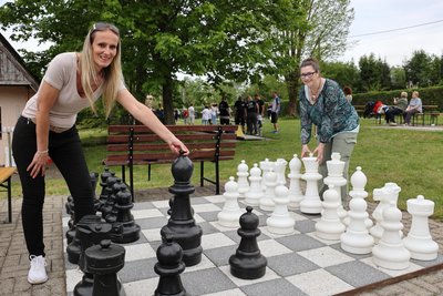 Sabine Groß (l.) und Anja Härtl versuchten sich im Riesen-Schach.