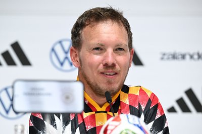 Julian Nagelsmann spricht bei der Pressekonferenz. 
