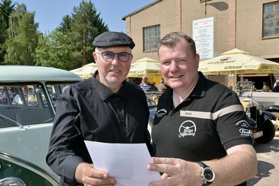 Marcus Ehnert (re.) und sein Vater Lutz Ehnert teilen das Oldtimer-Hobby.