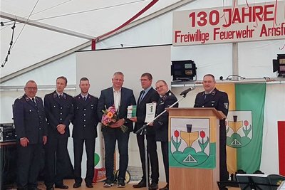Dr. med Ronny Frey (4. von links) wurde in Arnsfeld von den Feuerwehrkameraden geehrt.