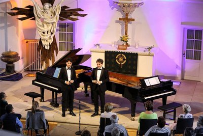 Die Brüder Pascal und Marcel Kaufmann brauchen für ihr Konzert in Waldenburg einen zweiten Flügel.