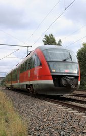 Ein Zug der Erzgebirgsbahn unterwegs zwischen Niederwiesa und Chemnitz-Hilbersdorf. Ein Wildunfall hatte die Bahn am Freitagmorgen vorübergehend ausgebremst. 