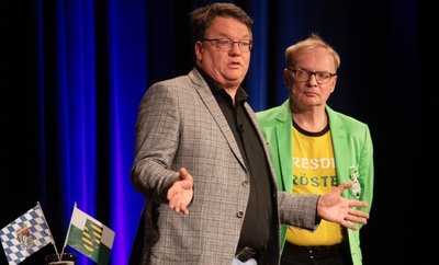 Uwe Steimle (rechts), Kabarettist und Schauspieler aus Dresden, hatte gemeinsam mit dem Münchner Satiriker und Parodisten Helmut Schleich in die Plauener Festhalle geladen.
