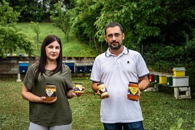 Zlatica und Boran Živkovic züchten Bienen unweit der Donau. Sie produzieren über 20 Sorten Honig und betreiben Apitherapie, die Heilung mit Bienenprodukten.