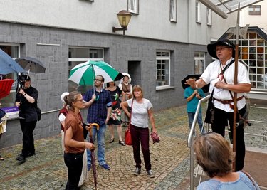 Christian Brettschneider (rechts) als Lichtensteiner Nachtwächter bei einem Rundgang im Sommer 2020. 