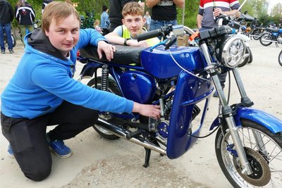 Daniel Groschopp (links), der für seine Simson in der Kategorie Tuning ausgezeichnet wurde, erläutert Tim Demmler einige Besonderheiten an seinem Moped.