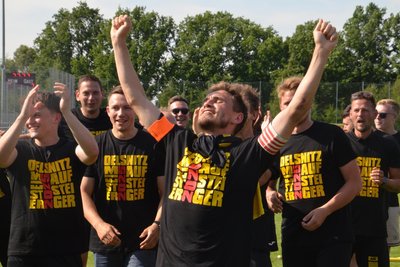 Nicht nur auf dem Platz, sondern auch bei den Feierlichkeiten zum Titel gab Kapitän Lukas Schreiter (Mitte) den Takt beim Oelsnitzer FC vor.