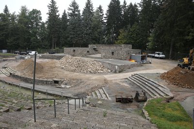 2016 wurde auf der Waldbühne eine Toilettenanlage und ein Schräge für mehr Barrierefreiheit errichtet.