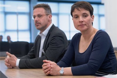 Petry mit Ehemann Marcus Pretzell beim Prozess. 
