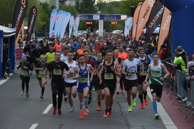 Die ersten Teilnehmer starteten um 19.30 Uhr zum Lauf über fünf Kilometer.
