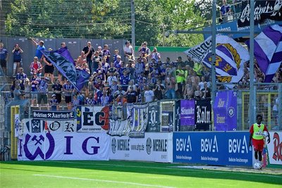 Etwa 600 Fans nahmen den knapp 600 Kilometer weiten Weg nach Freiburg auf sich, um ihre Mannschaft am Sonntag beim ersten Spiel nach dem Abstieg aus der 2. Bundesliga zu unterstützen. Foto: Imago/Eibner