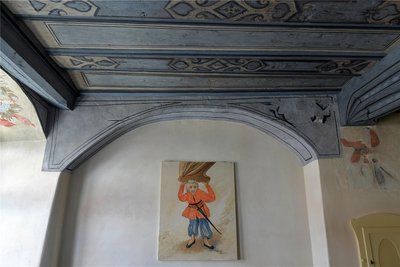 Zahlreiche wertvolle Deckenbalken und Gemälde aus vergangenen Jahrhunderten wurden im Inneren freigelegt.
