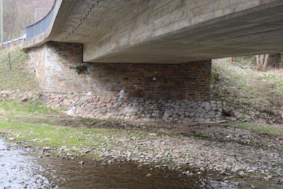 Die Widerlager der Brücke bei Hohentanne werden auf ihre Tragfähigkeit überprüft.