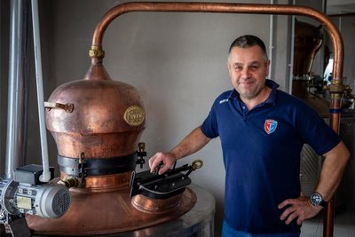 Saša Brancovic brennt Schnaps. 200 Tonnen Obst, Pflaumen, Birnen, Äpfel, Quitten, Himbeeren verarbeitet er jährlich zu Slibowitz oder Himbeergeist.