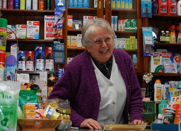 
              <p class="artikelinhalt">Christa Zehmisch führt ihre historische Drogerie in Sayda noch immer. An den Ruhestand denkt die 72-Jährige noch nicht, und die Bewohner der Stadt danken es der Drogistin. </p>
            
