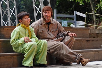Tim Weigelt als Kleiner Prinz und Michael Weichesmüller als Pilot in der Inszenierung des "Kleinen Prinzen" auf der Küchwaldbühne, die am Samstag ihre Chemnitzer Premiere feierte. Bis 26. September wird das Stück sechzehnmal aufgeführt.