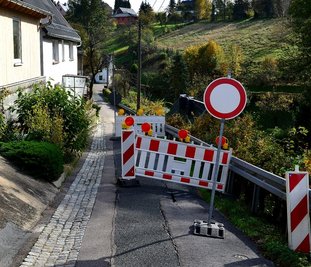Die Bergstraße im Rossauer Ortsteil Schönborn-Dreiwerden ist eingebrochen und deshalb gesperrt. Weil die Sanierung viel Geld kostet, müssen andere Vorhaben zurückgestellt werden. 