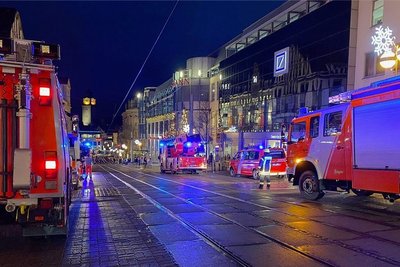 Zahlreiche Einsatzkräfte rückten aus, nachdem die Brandmeldeanlage der Kolonnaden ausgelöst hatte.