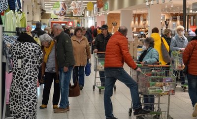 Momentaufnahme im Zwickauer Globus-Markt: Die meisten Kunden verzichten auf die Maske, etwa ein Drittel trägt sie weiterhin. 