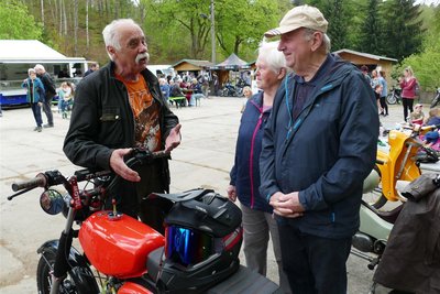 Horst Grieser (links) hatte ein Treffen ehemaliger Motorsportler initiiert, zu dem unter anderem der einstige Trialfahrer Horst Buschbeck und seine Frau Erika kamen.