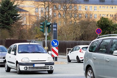 Ab sofort werden an der Kreuzung Chamisso-/Reißiger Straße Autofahrer geblitzt, die bei roter Ampel nicht stehen bleiben.