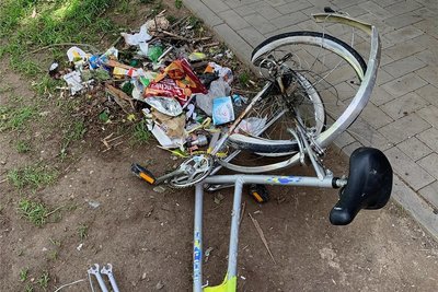 Der Skaterpark diente jetzt auch als Müllkippe. 
