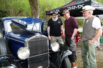 Auch Oldtimer-Autos waren zu bestaunen. Hier bestaunen Mitorganisator Sven Stettin und der aus Brandenburg angereiste Christian Schmidtke den alten Opel von Achim Richter (von links).