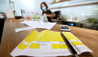 Ob Kontakterfassung per handschriftlicher Liste oder App: Vorgeschrieben ist sie im Vogtlandkreis nicht in allen Bereichen. In der Gastronomie ist sie weiterhin Pflicht, nicht aber im Einzelhandel. 