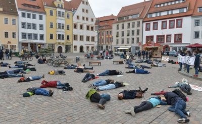 Mit einer Protestaktion auf dem Freiberger Obermarkt haben Menschen am Freitag auf die Klimakrise aufmerksam gemacht. 