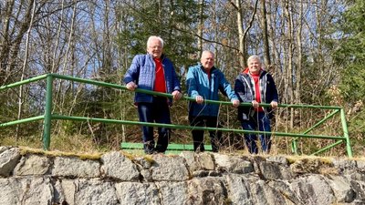 Christian Heydel, Jürgen Wendler und Jürgen Marin stehen auf dem ehemaligen Schanzentisch der Heidelsbergschanze in Aue. 