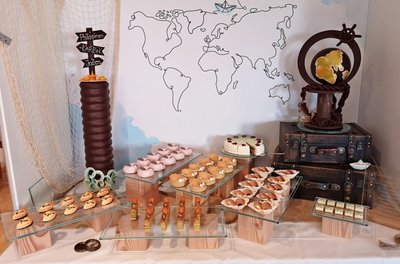 Sophias Meistertisch mit einem Baumkuchen, verschiedensten Häppchen und einem Schokoglobus. 