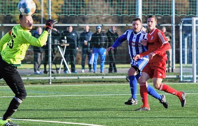 Treffsicher: Nils König (in Blau) erzielt hier mit einem Schuss ins lange Eck das 2:0. Ihm gelangen binnen zehn Minuten 3 Tore.