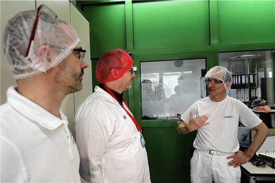 Produktionsleiter Mario Reichelt (r.) erklärt Sven Krüger (M.) und René Flath Abläufe der Milchanlieferung. 