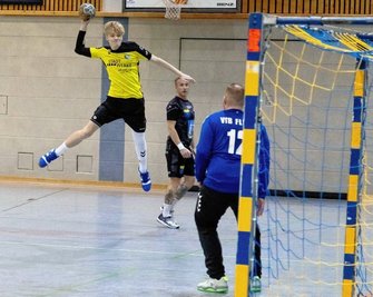 Dennis Fritzsch vom HC Annaberg-Buchholz springt mit Vehemenz in den Kreis, scheitert jedoch mit seinem Wurf an Justin Giesecke, dem Torwart des VfB Blau-Gelb Flöha.