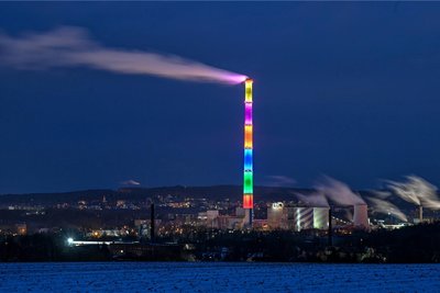 Ein Bild, das der Vergangenheit angehört: Eine Abgasfahne steigt aus dem Schornstein des Heizkraftwerkes Chemnitz. Das Braunkohlekraftwerk wurde am Donnerstag stillgelegt, Rauch ist nun nicht mehr zu sehen.