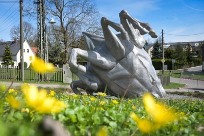 Das „Polygonale Pferd II“ von Gregor Gaida vor dem Dorfmuseum in Gahlenz.
