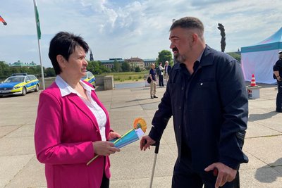 CDU-Landtagsabgeordnete Iris Firmenich aus Mittweida kam mit Sergio Raonic Lukovic, Intendant des Mittelsächsischen Theaters ins Gespräch. Der gebürtige Spliter hat gerade eine Knie-OP hinter sich.