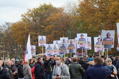 Mehrere Tausend Menschen demonstrierten am Mittwoch in Berlin gegen die Corona-Schutzmaßnahmen und die Reform des Infektionsschutzgesetzes.
