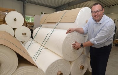 Mangelhafte Ware lässt Geschäftsführer Holger Erth für den Gebrauch wieder aufarbeiten. Damit rettet die Firma Textilien vor der Vernichtung und leistet einen Beitrag zum nachhaltigen Wirtschaften.