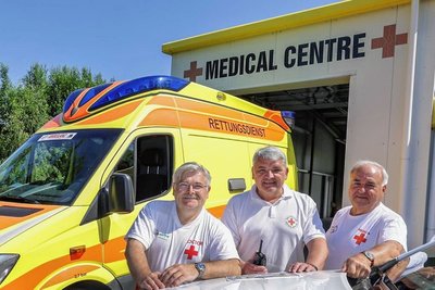 Der leitende Rennarzt Jens Wutzler, Einsatzleiter Frank Steegert und sein Stellvertreter Dietmar Fröhlich (von links) bereiten sich im Medical Center des Sachsenrings auf das Rennwochenende der MotoGP vor. 
