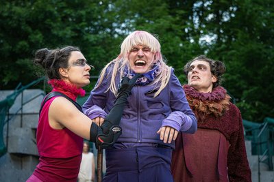 Vera-Cosima Gutmann (Bagheera, links), Richard Koppermann (Tabaqui) und Clemens Kersten (Baloo) im neuen Chemnitzer Sommerstück „Das Dschungelbuch“.