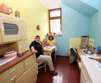 
              <p class="artikelinhalt">Jürgen Ilge und Frau Marita machen es sich in der Küche der Turmwohnung gemütlich.</p>
            